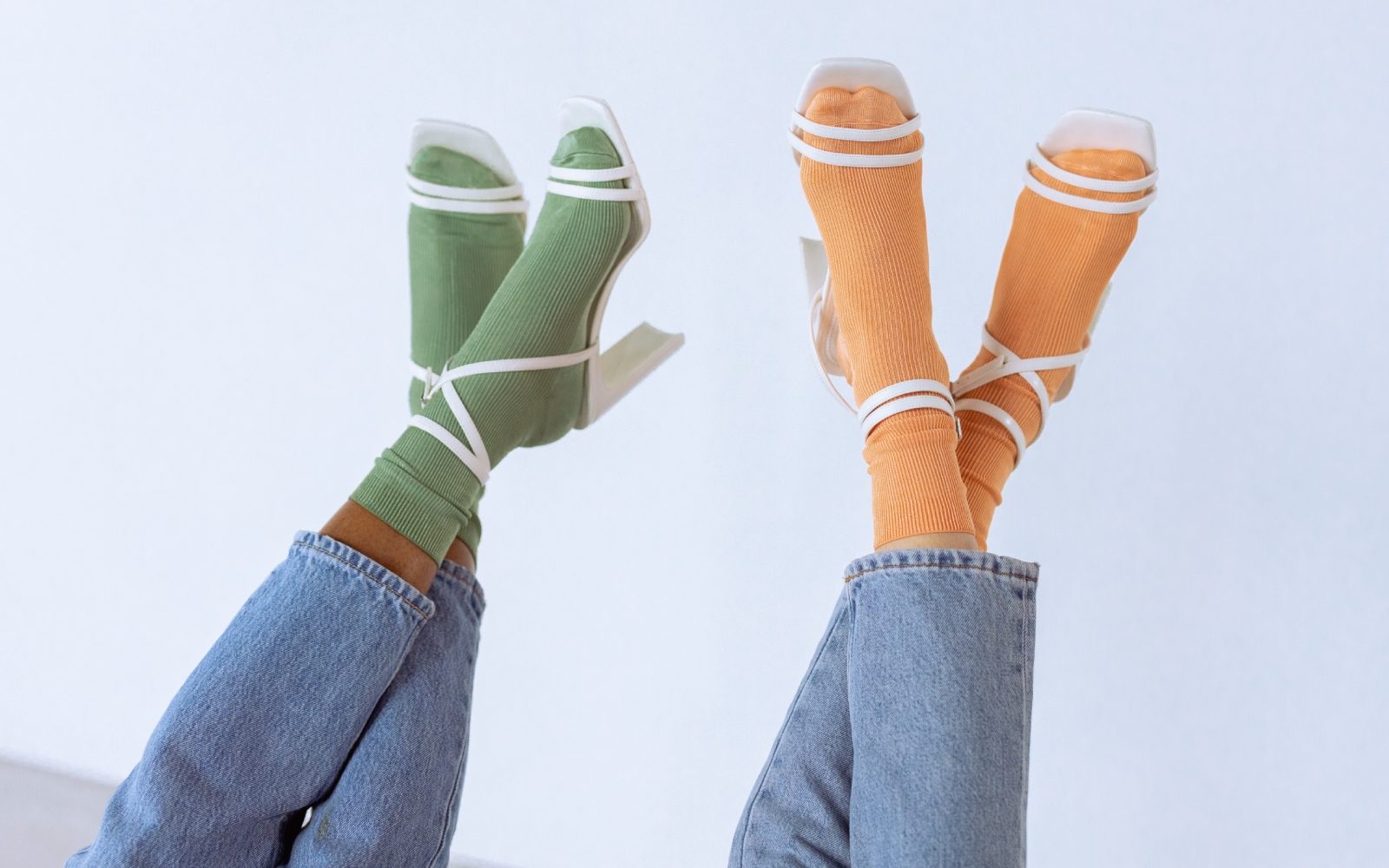 Da boste to poletje lažje spali, dajte nogavice v hladilnik