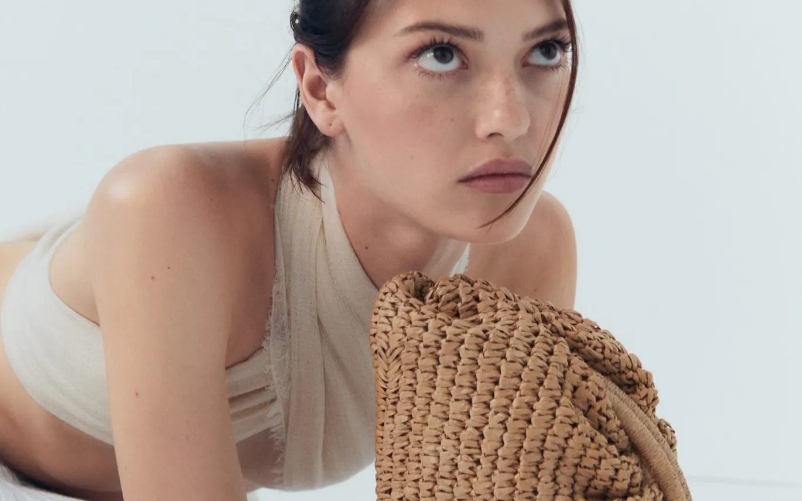 Tej pleteni torbici iz Manga se je nemogoče upreti!