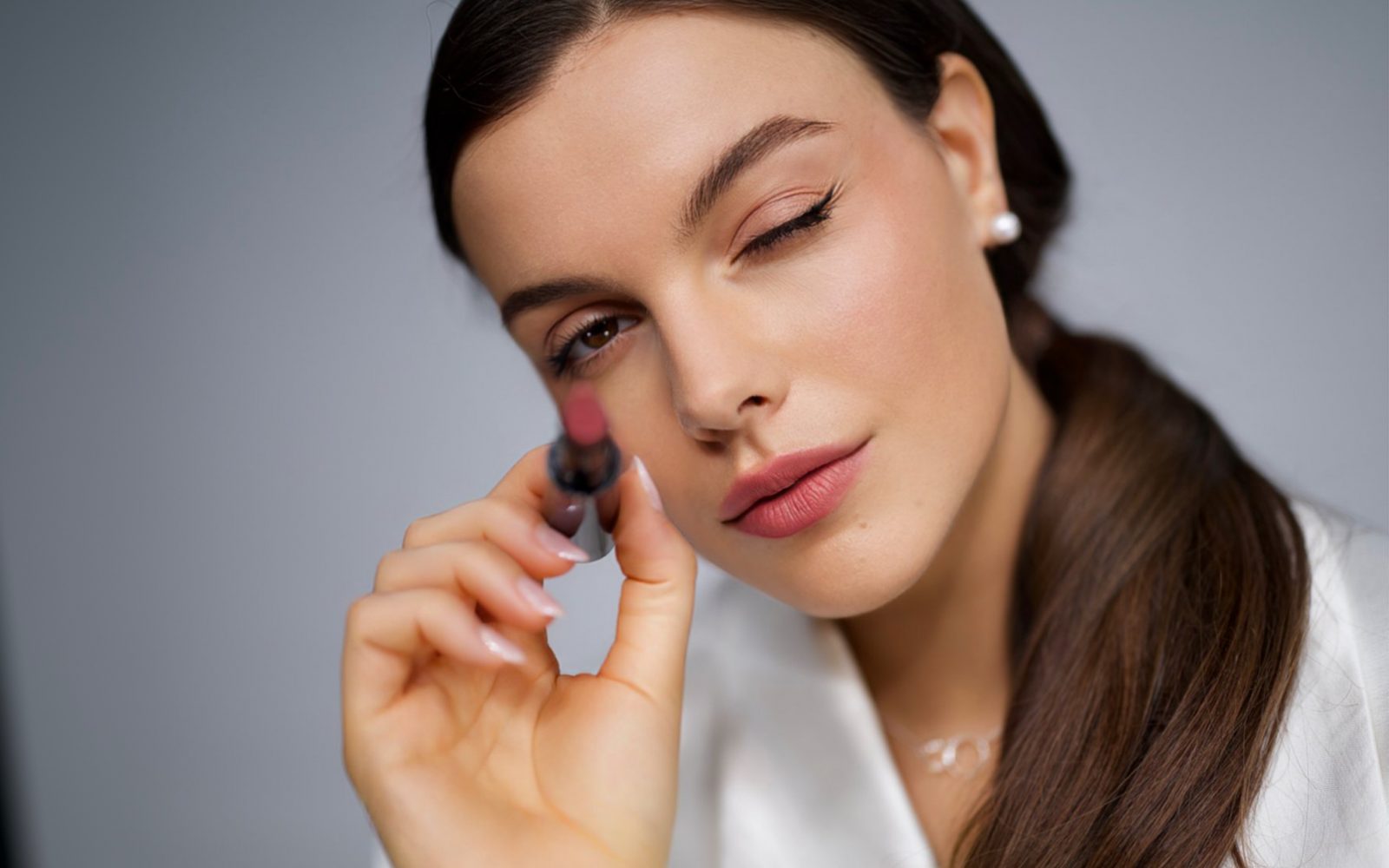 Kako s 3 izdelki znamke Armani ustvarite top poletni videz