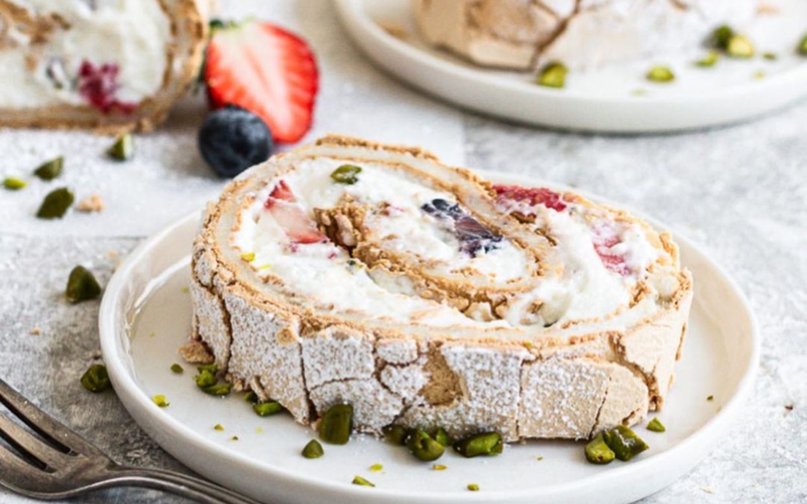 Slastna Pavlova rulada, ki vas bo osvojila to poletje