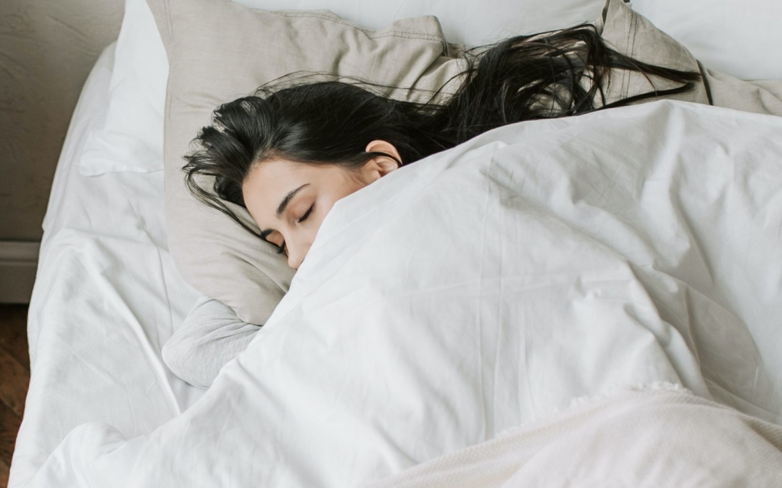 Gen Z obožujejo nov trend ‘gnitja v postelji’