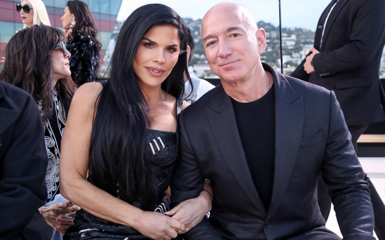 Morda je zaročena z milijarderjem, a njene kopalke stanejo le 40 evrov