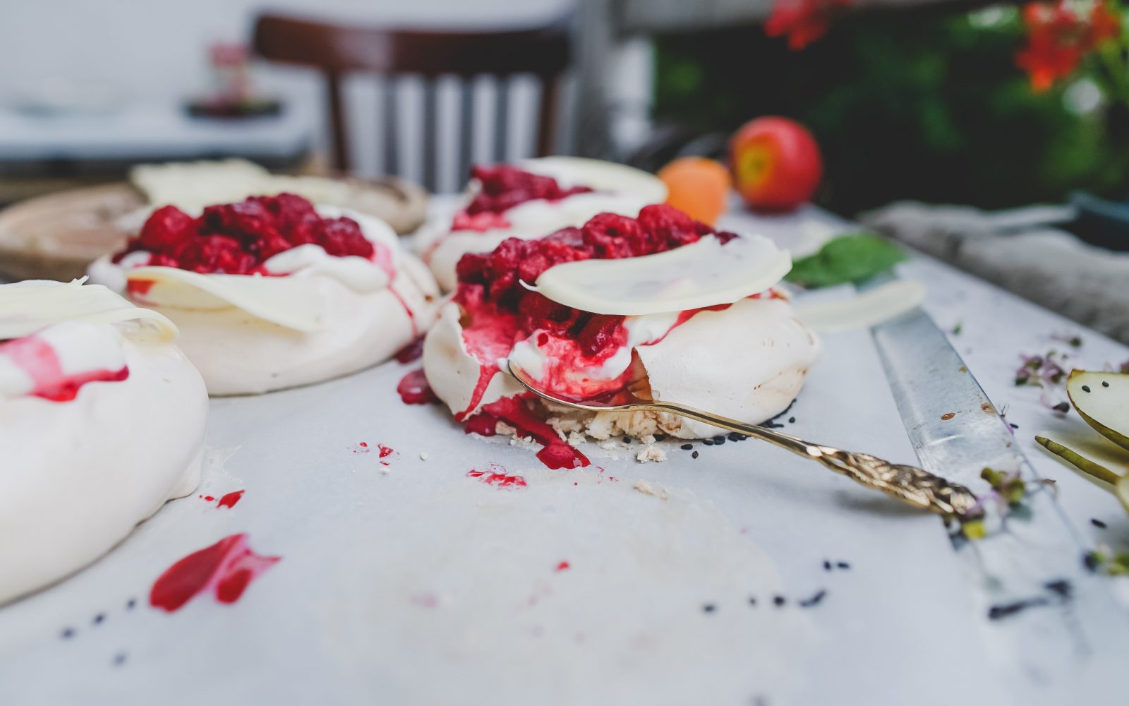 Hitra poletna torta iz malin, ki je za prste obliznit