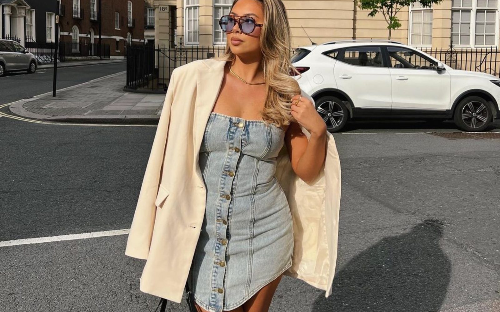 Že imate v omari kratko jeans obleko?