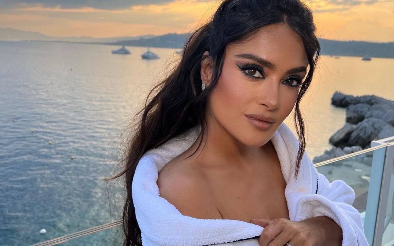 Pokrita le z brisačo je znana igralka razkrila, kako ohranja svojo mladost