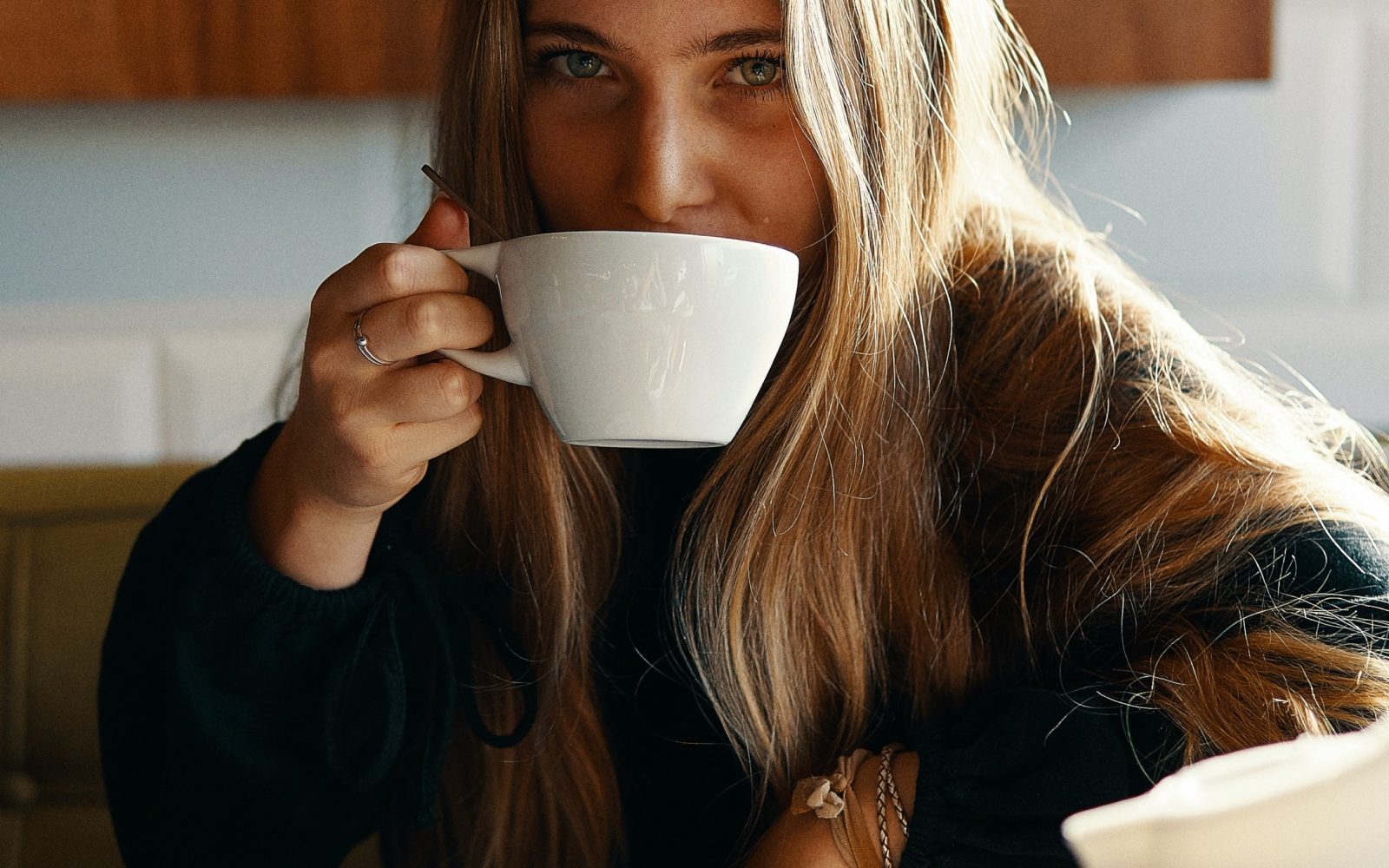 Zato ne smete piti kave takoj, ko se zbudite!