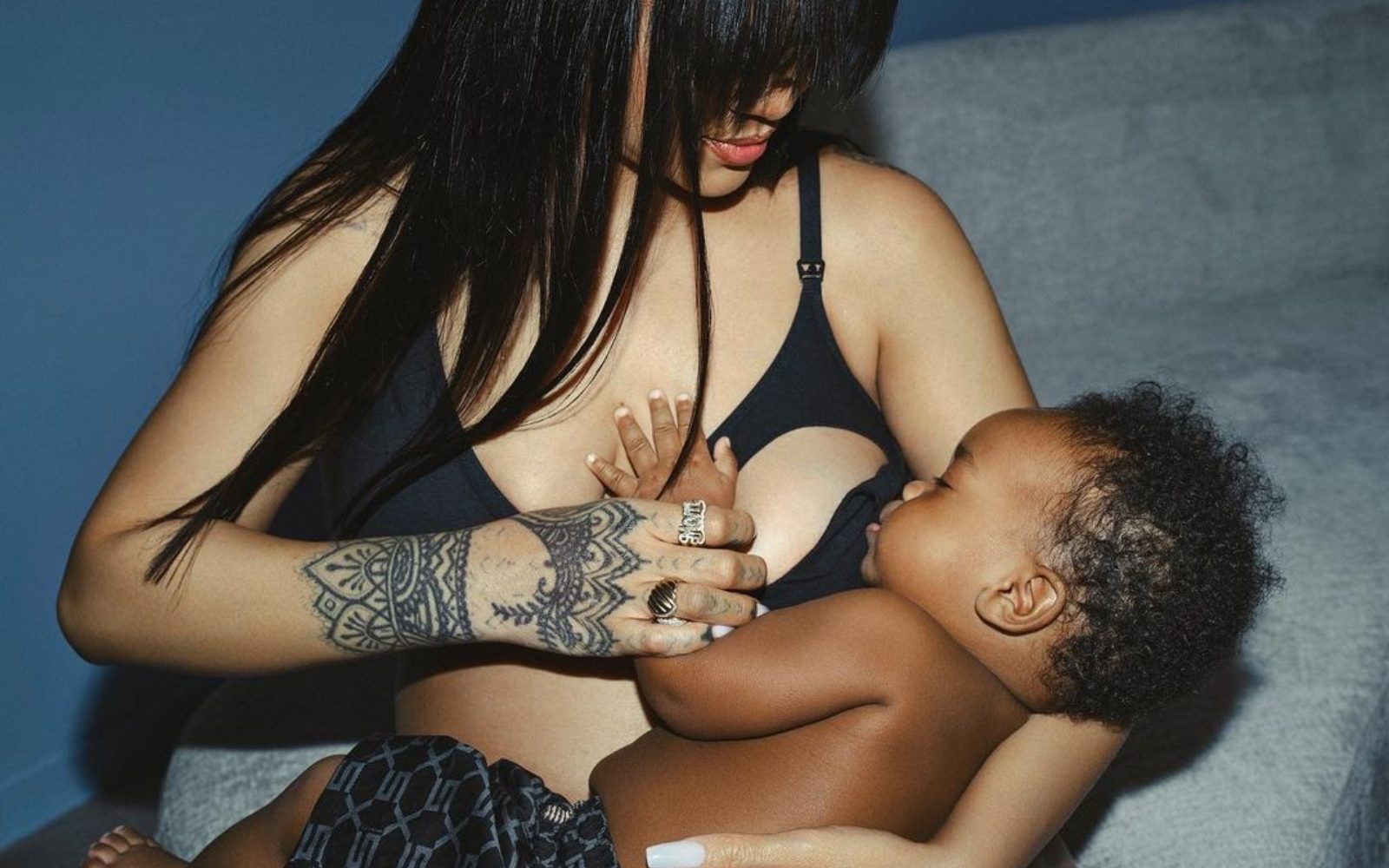 Sina je podojila kar med fotografiranjem