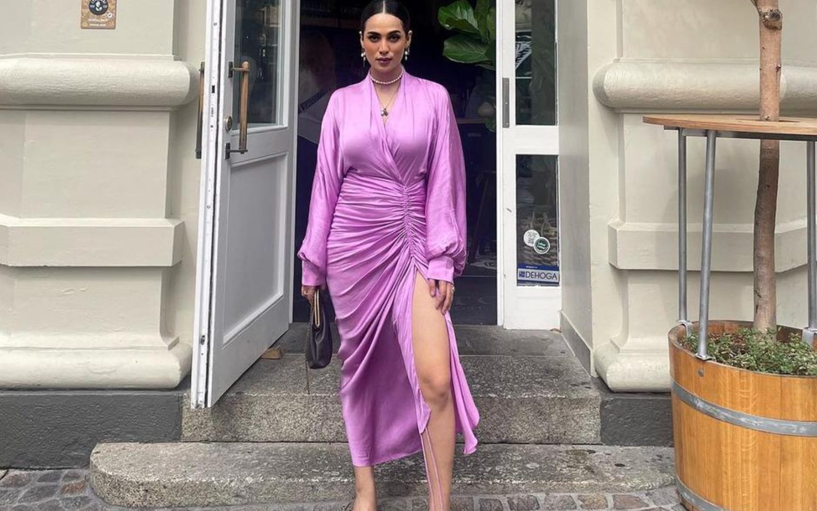 Tako se lahko drapirane obleke nosijo tudi jeseni