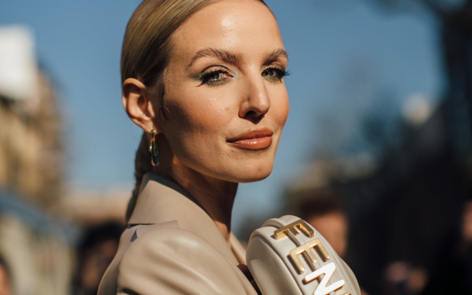 Tako najbolj učinkovito prekrijete mozolje in akne