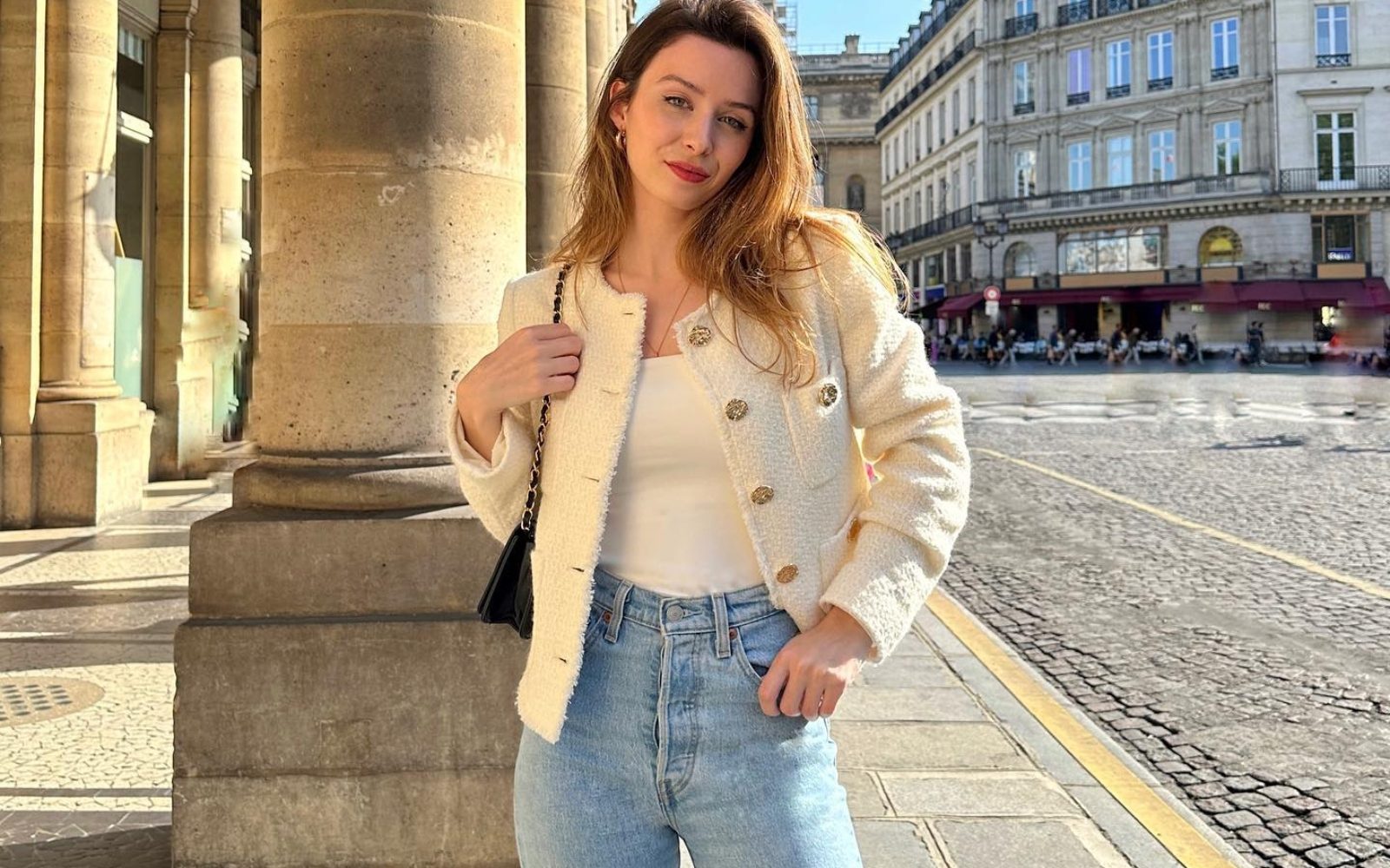 Bel suknjič iz tvida, ki vas bo v hipu spremenil v ikono poslovnega stila