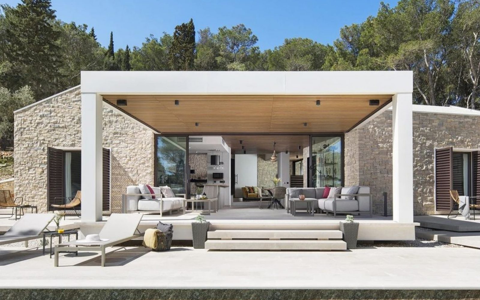 Impresivna kamnita vila na Braču ponuja popolno zasebnost in razkošje