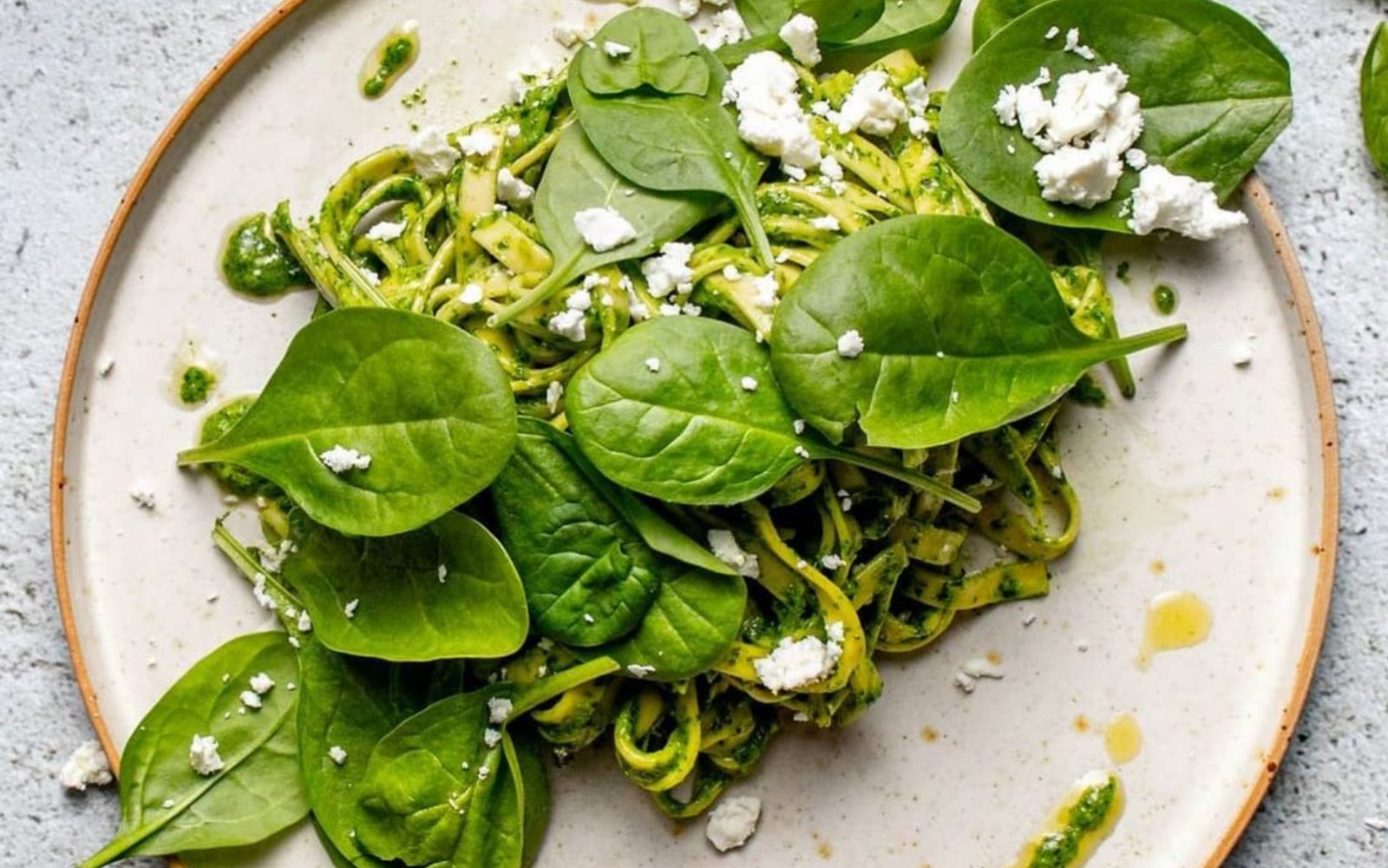 3 recepti s špinačnimi testeninami, ki bodo hit poletja