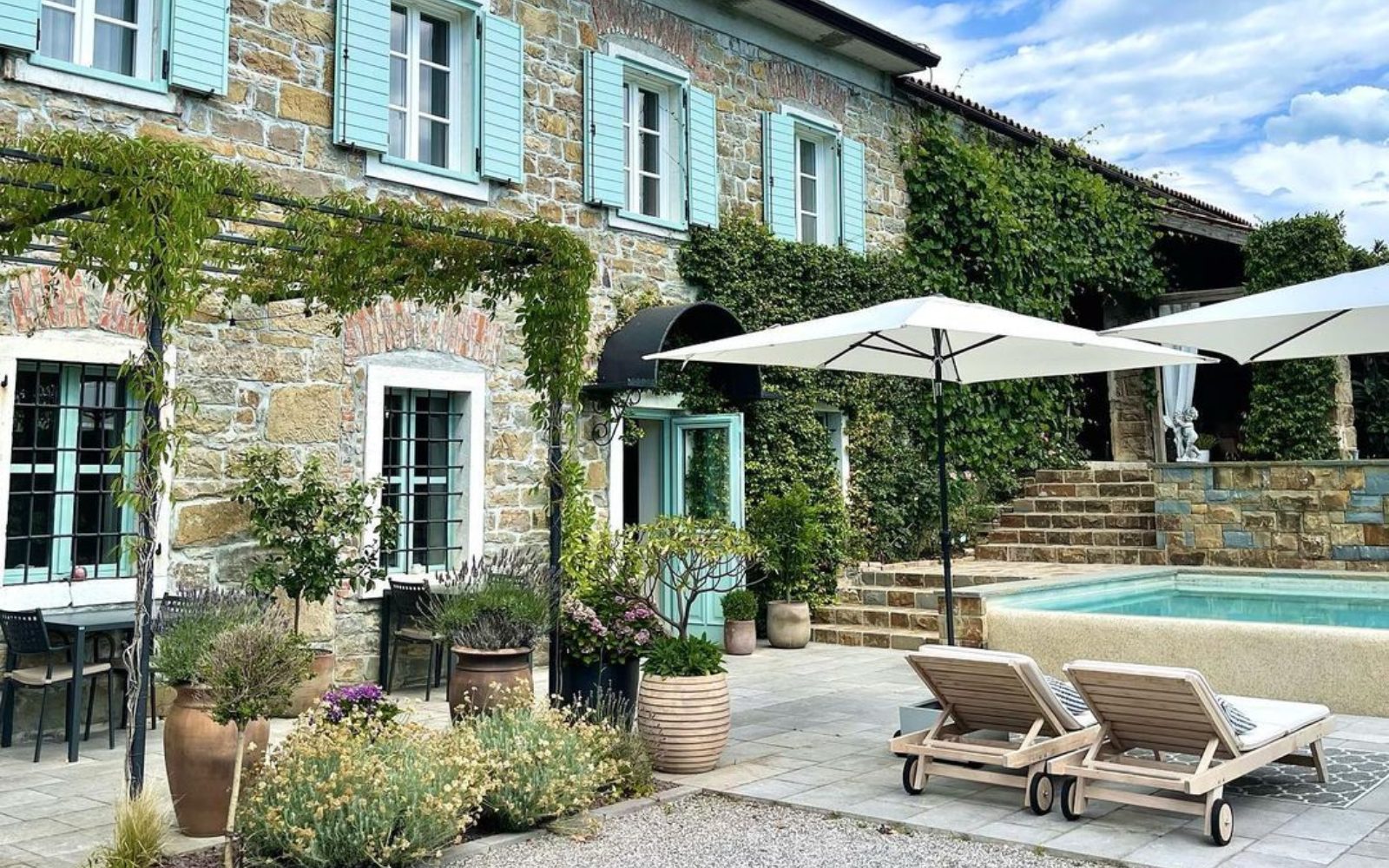 Ta čudovita vila na Krasu je popolna lokacija za poroko