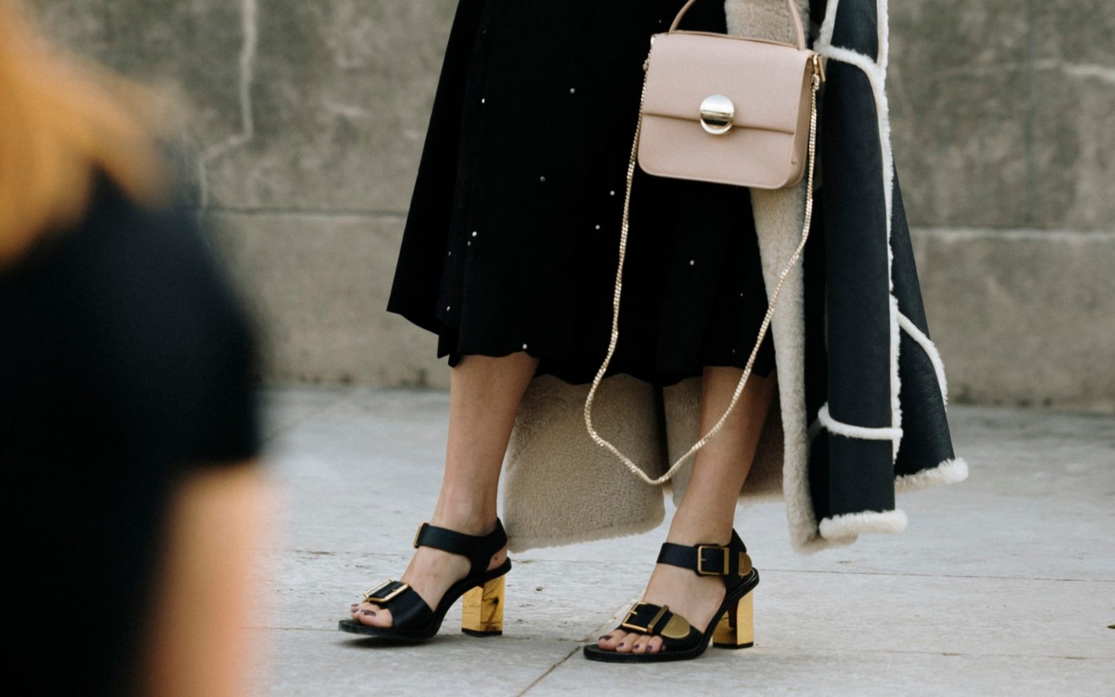 Elegantni in udobni: to poletje bomo nosile sandale z blok peto